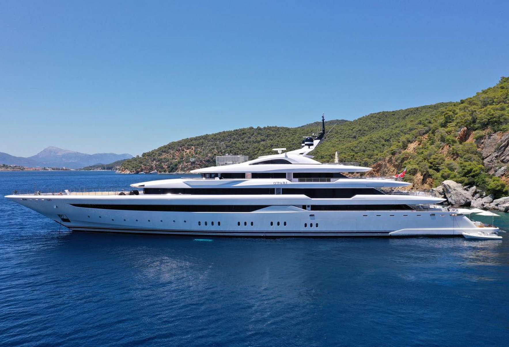 luxury-charter-yacht-opari-at-anchor4